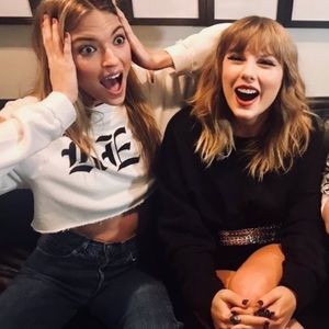 Taylor Swift ‘reputation’ cropped sweatshirt